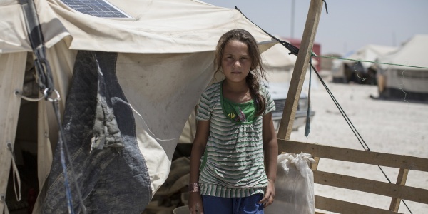 Bambina siriana bionda in un campo per sfollati