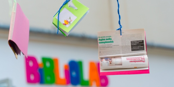 libri appesi colorati davanti a una biblioteca
