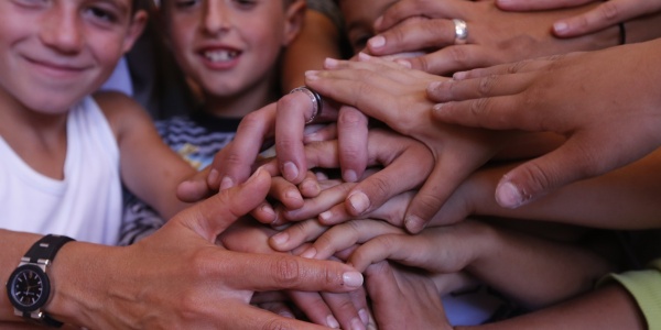 mani di bambini e bambine unite