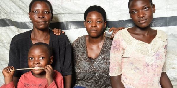 Ritratto di una famiglia del Burundi composta da tre donne e un bambino.