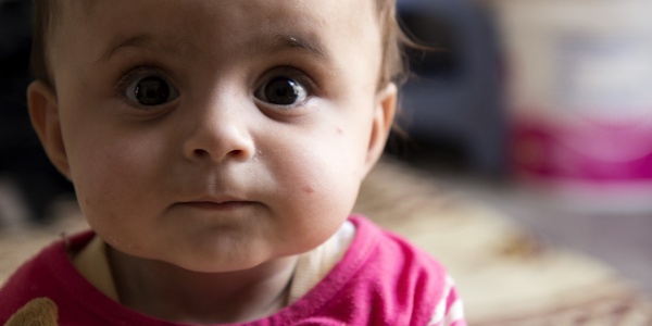 primo piano bambino con occhi marroni e capelli castano chiaro