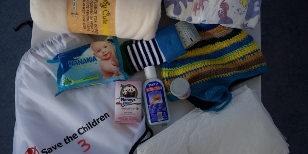kit per genitori e neonato dove ci sono salviette, coperte, calzine, pannolini etc
