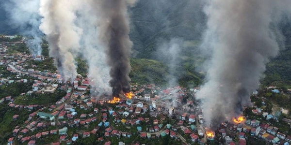 incendio degli edifici a thantlang, myanmar, ripreso dall alto
