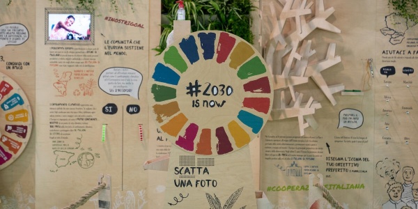pannelli espostivi per la conferenza sugli obiettivi di sviluppo sostenibile con hashtag 2030 