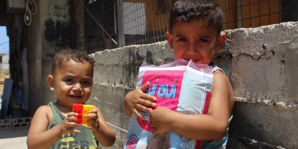 due bambini libanesi stringono premi primari distribuiti da save the children e i partner sul territorio