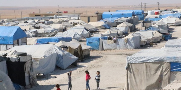 Gruppo di bambini nelle strade di una tendopoli di un campo rifugiati siriano