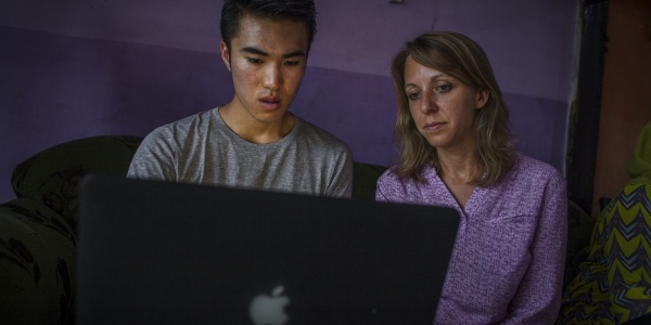 un ragazzo e una signora davanti a un pc apple