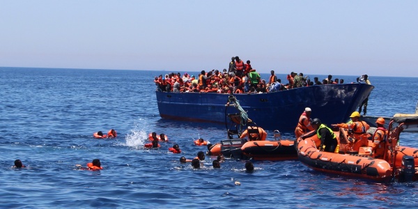 Nave nel Mediterraneo affiancata da gommone di salvataggio