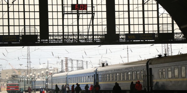 Famiglie in transito alla stazione di Lviv