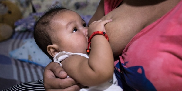 Dieta in allattamento: 6 consigli pratici bambino allattato seno mamma con maglia rosa