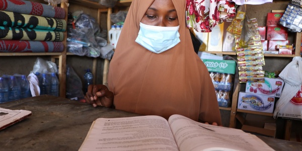 Bambina che studia durante la pandemia da Covid-19