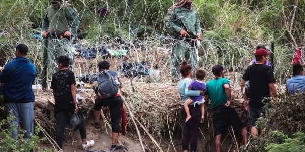 Famiglie messicane che tentano di attraversare il confine