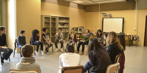 ragazzi e ragazze in classe dopo il rientro a scuola