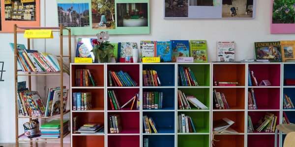 libreria con libri per bambini 0-5 anni