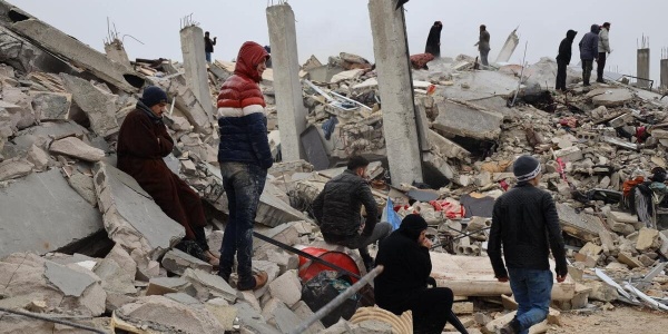 bambini sora le macerie dopo il terremoto in Turchia e Siria