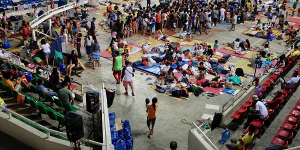Arena piena di sfollati nelle Filippine.