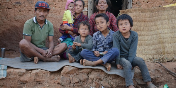 Famiglia nepalese: ricostruzione dopo terremoto 2015