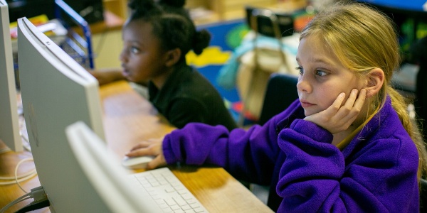 due bambine davanti al pc in aula scolastica