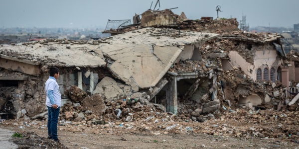 Un bambino iracheno guarda da lontano le macerie di abitazioni distrutte a Mosul bambino-iracheno-guarda-da-lontano-macerie-Mosul