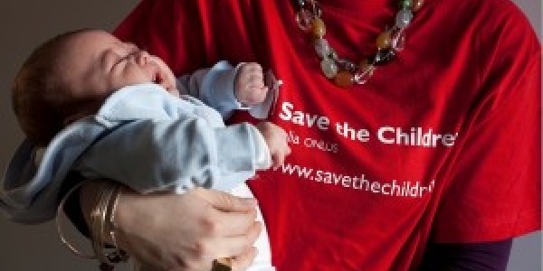 operatrice-save-the-children-tiene-in-braccio-neonato