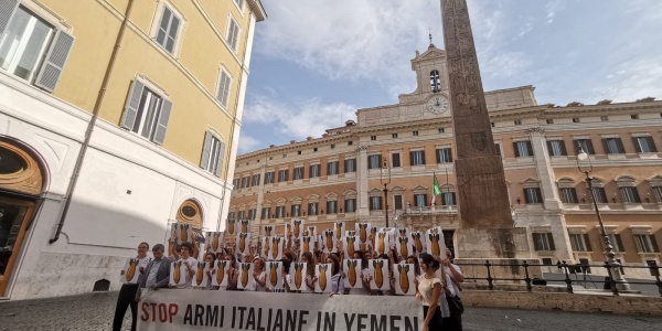 piazza Montecitorio a Roma flash mob con persone davanti a striscione per chiedere lo stop allesportazione di armi in Yemen