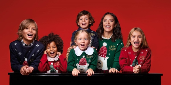 Francesca Michielin con i bambini vestiti con il maglione del Christmas Jumper Day 2022 su un pianoforte