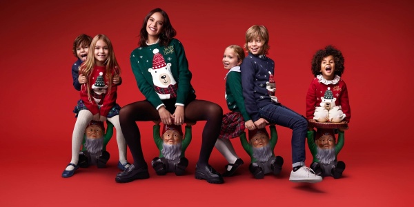 Francesca Michielin con bambini con maglione per il Christmas Jumper Day