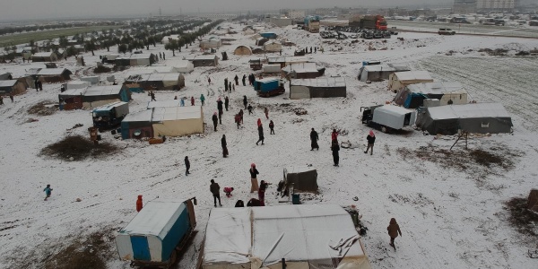 Campo rifugiati siriano coperto di neve
