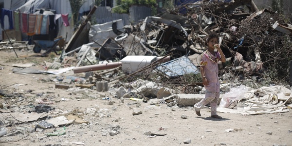 Gaza bambina tra le macerie