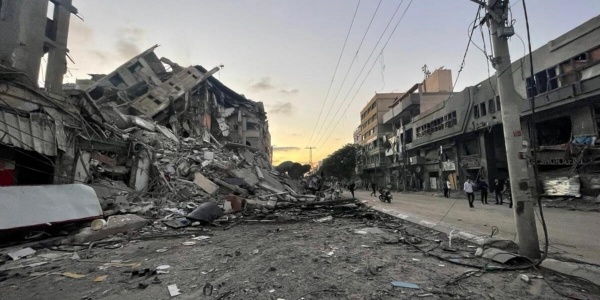 palazzi distrutti e macerie dopo un attacco a Gaza