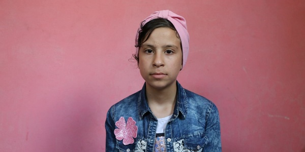 mezzo busto di bambina palestinese guarda in camera