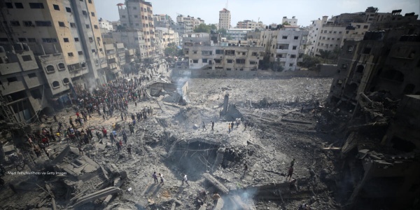 Veduta aerea di Gaza distrutta - i palestinesi ispezionano i danni a Gaza il 9 ottobre 2023