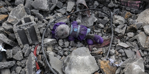 pupazzo di bambino sulle macerie di Gaza