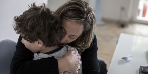 Madre che abbraccia e consola il figlio