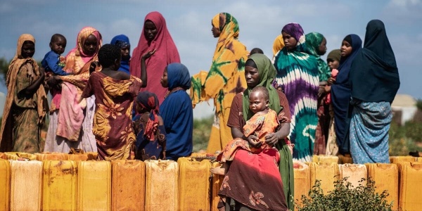 donne e bambini in fila per prendere l'acqua in somalia