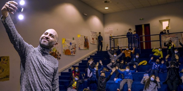 Giuliano Sangiorgi dei negramaro scatta un selfie con i bambini di uno dei punti luce save the children a roma