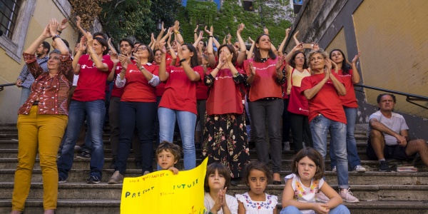staff di save the children Italia applaude ai ragazzi che manifestano per il Global Strike fo Future, insieme a loro 4 bambini che applaudono sorridenti.