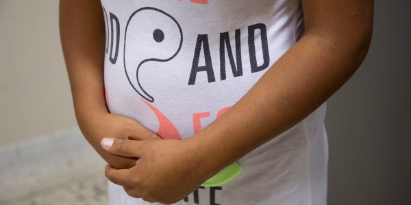donna incinta si tiene il pancione con le mani giunte davanti