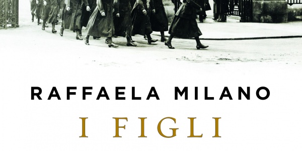 Copertina libro "I figli dei nemici" di Raffaela Milano. Copertina bianca con immagine in bianco e nero dell epoca di alcune donne che escono da un cancello.