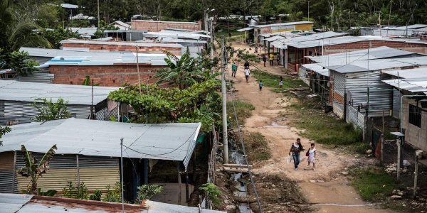vista dall'alto di una baraccopoli in America Latina