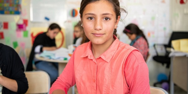 bambina-in-classe-camicia-rosa