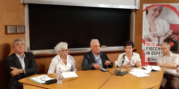 Quattro persone sedute a un tavolo per inaugurazione sportello Fiocchi in Ospedale ad Ancona