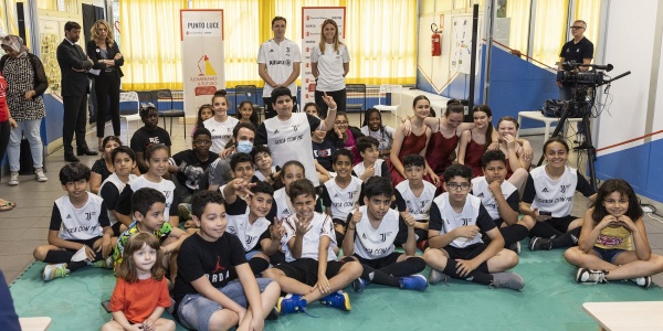 Ragazzi e bambini in gruppo che ridono per una foto
