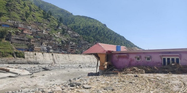 sulla destra edificio distrutto dall'inondazione in Pakistan