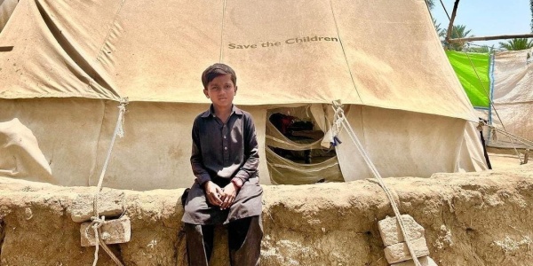 bambino colpito dalle inondazioni in pakistan supportato da save the children 
