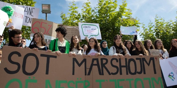 ragazzi e ragazze con cartelli per manifestazione sulla crisi climatica in vista della cop27