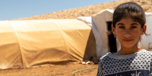 mezzo busto di bambina irachena nel deserto