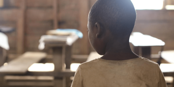 bambino della Repubblica Democratica del Congo in aula di scuola 