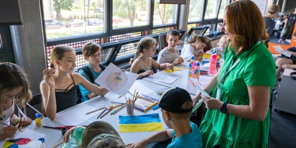 psicologa nei campi estivi con i bambini ucraini