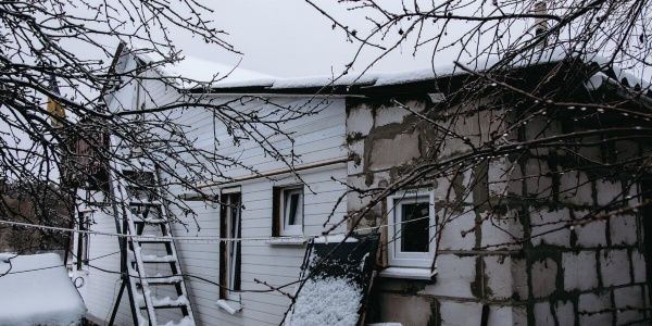 casa ricoperta da neve in Ucraina